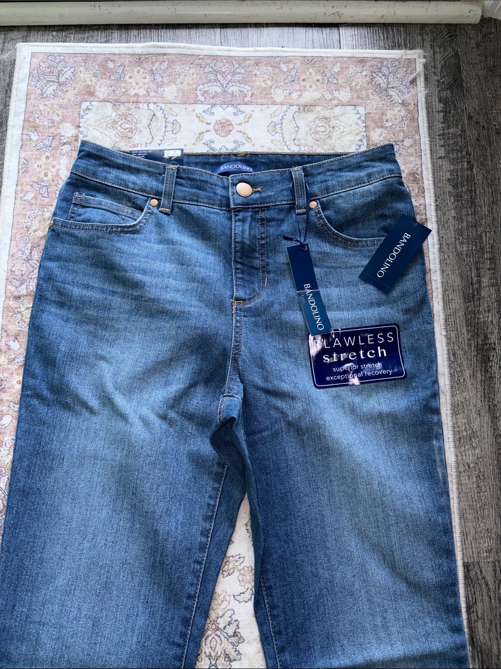 NWT Bandolino Mandie Barely Boot Slim Bootcut Fit Jeans - Women’s size 6 - Picture 2 of 6